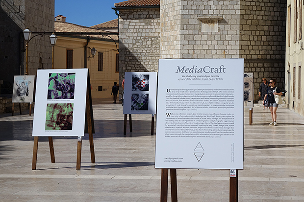 MediaCraft + Put/The Travel, dio postava izložbe na otvorenom; Trg Kamplin, Krk