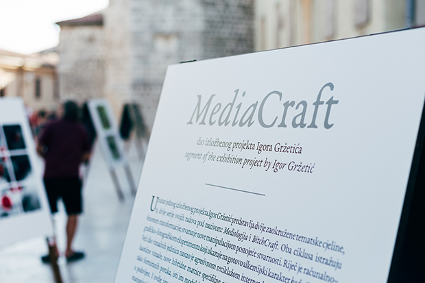 MediaCraft + Put/The Travel, dio postava izložbe Igora Gržetića i Andree Staničić; Trg Kamplin, Krk (foto: Borut Brozović)